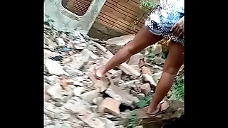 O cara acorda a de sua namorada e se oferece para chupar seu pau grande